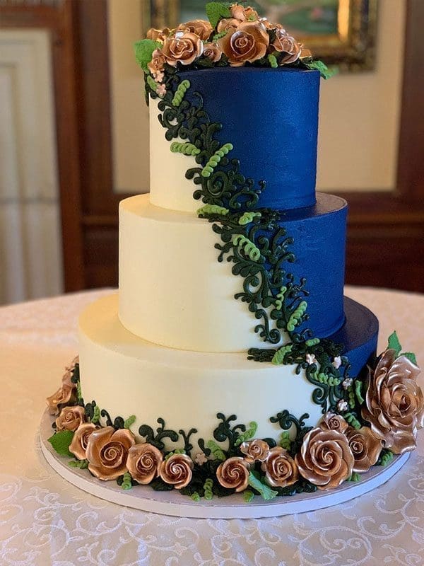 Gold-Roses-blue-and-white-cake